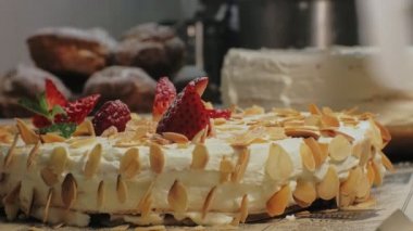 Pişirme kavramı. Profesyonel pasta şefi lezzetli bir kek, çekim yapar