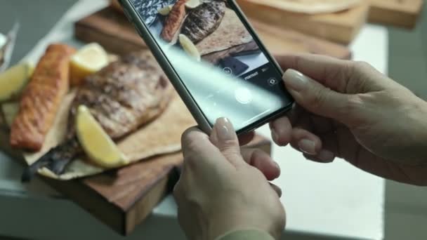 Kuchař zdobí chutné jídlo, restaurace obchodní koncept — Stock video