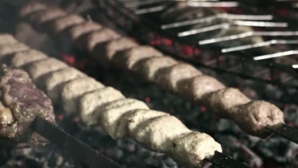 BBQ vlees, Bbq, keuken koken van vlees — Stockvideo