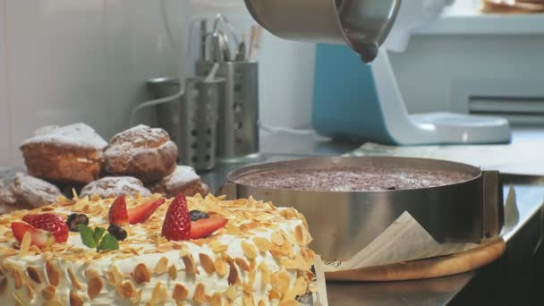 Het concept van het koken. Professionele banketbakker maakt een heerlijke taart, close-up — Stockvideo