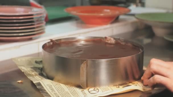 Conceptul de gătit. Bucătarul profesionist de patiserie face un tort delicios, closeup — Videoclip de stoc