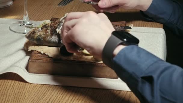 Close-up γυρίσματα: ψάρι ψητό dorylo με ελιές και μια φέτα λεμονιού σε πίτα ψωμί. — Αρχείο Βίντεο