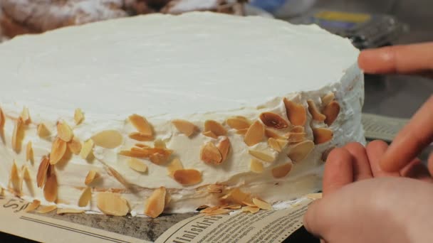 Le concept de cuisine. Chef pâtissier professionnel fait un délicieux gâteau, gros plan — Video