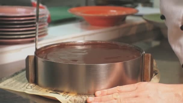 Концепция приготовления пищи. Профессиональный кондитер испечет вкусный торт, крупным планом — стоковое видео