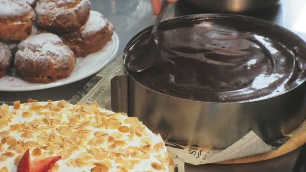 El concepto de cocinar. Chef pastelero profesional hace un delicioso pastel, primer plano — Vídeo de stock