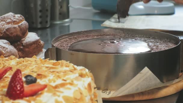 Das Konzept des Kochens. Profi-Konditor macht einen leckeren Kuchen, Nahaufnahme — Stockvideo