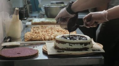 Pişirme kavramı. Profesyonel pasta şefi lezzetli bir kek, çekim yapar