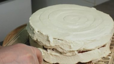 Pişirme kavramı. Profesyonel pasta şefi lezzetli bir kek, çekim yapar