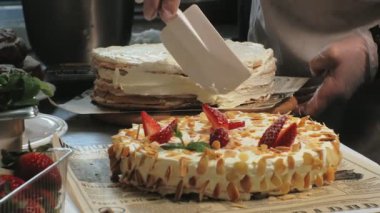 Pişirme kavramı. Profesyonel pasta şefi lezzetli bir kek, çekim yapar