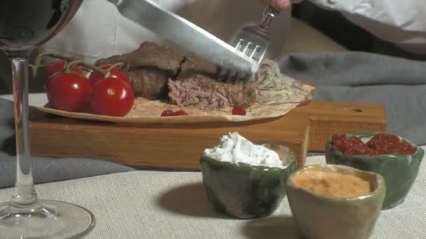 Close-up shooting: grilled meat with vegetables and various sauces — Stock Video