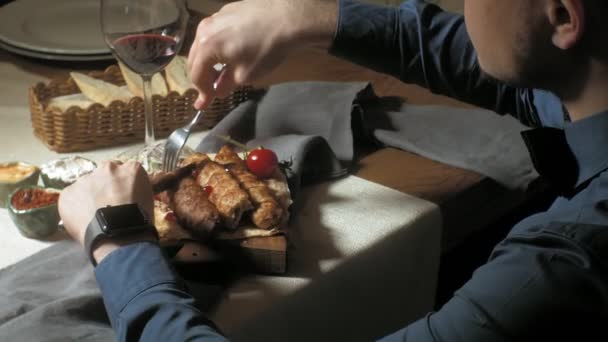 Hombre guapo mujer comiendo y bebiendo en el restaurante, almuerzo o cena — Vídeos de Stock