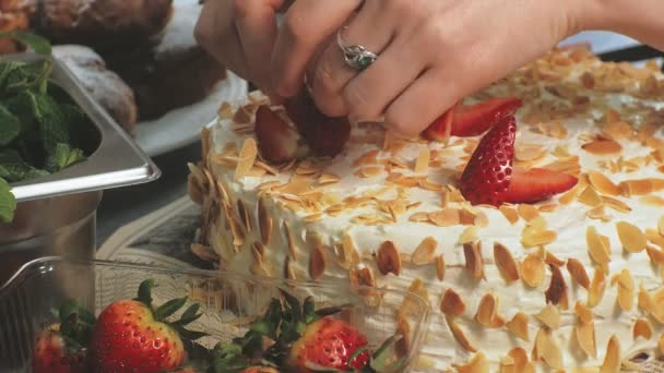 El concepto de cocinar. Chef pastelero profesional hace un delicioso pastel, primer plano — Vídeo de stock