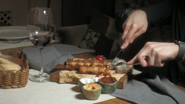 Tiro de cerca: carne a la parrilla, kebab con verduras y varias salsas . — Vídeo de stock