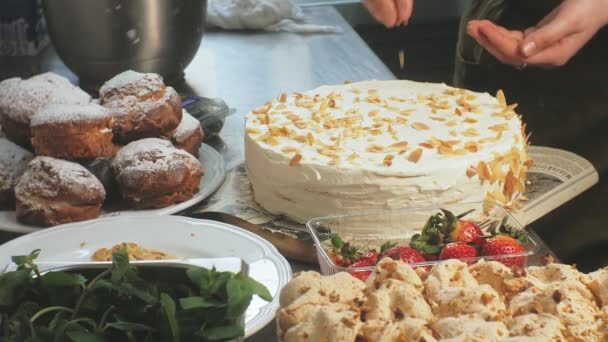 Le concept de cuisine. Chef pâtissier professionnel fait un délicieux gâteau, gros plan — Video