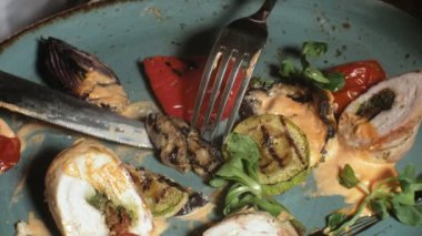 yakın çekim çekim: tavuk pişmiş pastırma ile sebze, sos ve yeşil salata mavi tabakta içinde