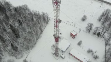 Kule antenler ve ziller hücresel, kablosuz. Helikopter çekimi