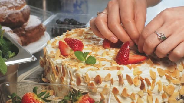 Koncept vaření. Profesionální cukrář dělá výtečný dort, šatna — Stock video