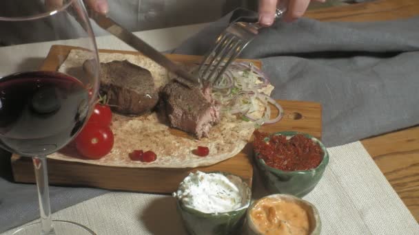 Tiro de cerca: carne a la parrilla con verduras y varias salsas — Vídeos de Stock