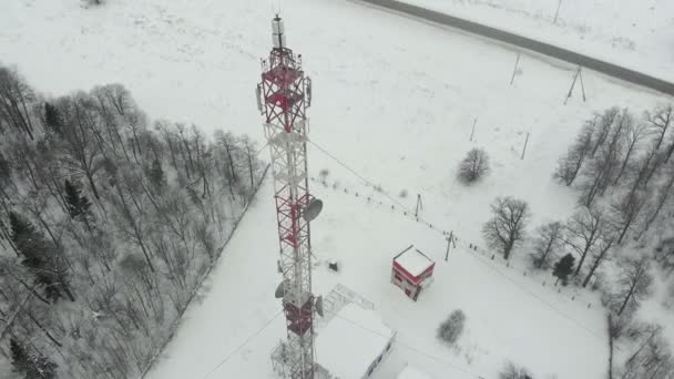 Torre com antenas e címbalos celulares, sem fio. Copter atirar — Vídeo de Stock