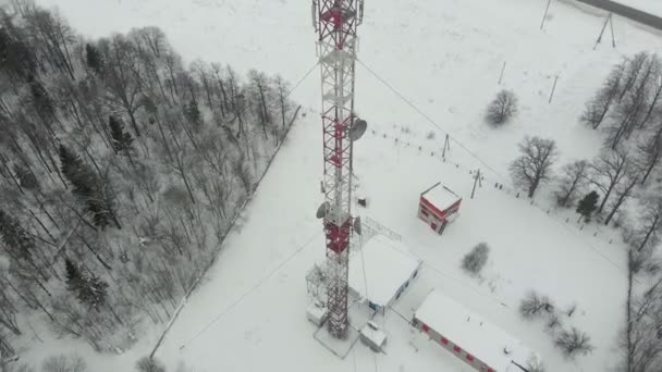 Torre con antenas y platillos celulares, inalámbricos. Disparo de helicóptero — Vídeos de Stock