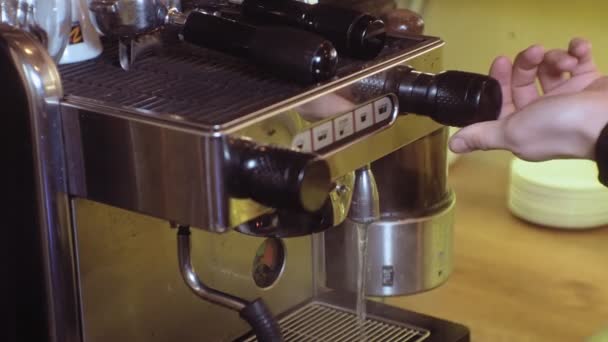 Кофе капучино из кофеварки в кафе — стоковое видео