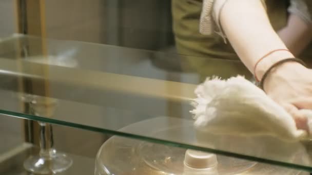Czyszczenie szklanej obudowy do czyszczenia powierzchni roboczej — Wideo stockowe