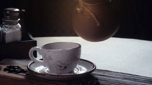 Turkse koffie in de beker. traditionele Turkse koffie — Stockvideo