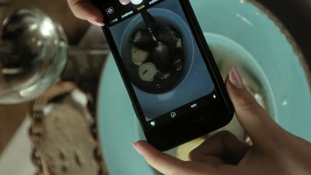 Vídeo vertical.Vídeo vertical. mulher fotografa comida ao telefone. filmar alimentos — Vídeo de Stock