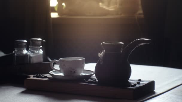 Turkse koffie in de beker. traditionele Turkse koffie — Stockvideo