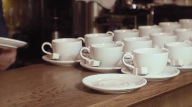 birçok boş beyaz temiz çay bardağı