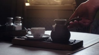 Bardağın içinde Türk kahvesi. geleneksel Türk kahvesi