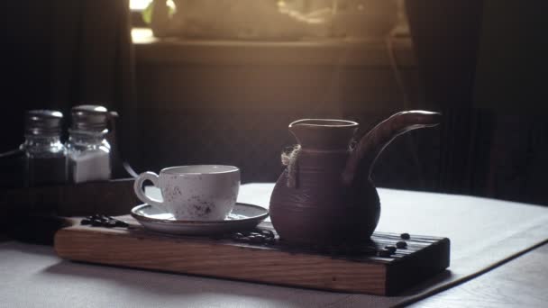 Türkischer Kaffee in der Tasse. Traditioneller türkischer Kaffee — Stockvideo