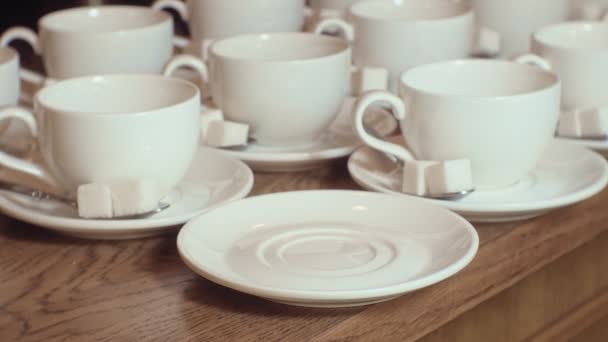 Birçok boş beyaz temiz çay bardağı — Stok video