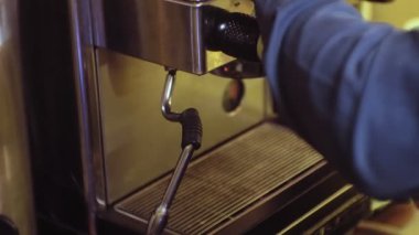 kafede kahve makinesinden kahve cappuccino