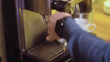 kafede kahve makinesinden kahve cappuccino