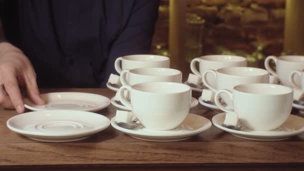 Muchas tazas de té blanco limpio vacío — Vídeo de stock