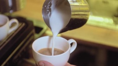 kafede kahve makinesinden kahve cappuccino