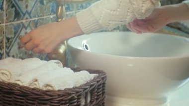 Kadın ellerini yıkıyor ve onları kurutur, temizlik kavramı