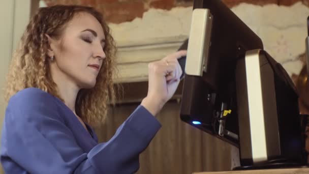 Serveuse utilisant un écran tactile dans un restaurant — Video