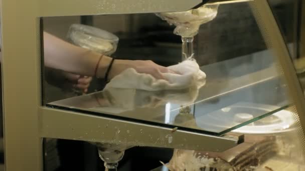 Reinigung der Glasvitrine Reinigung des Arbeitsplatzes — Stockvideo