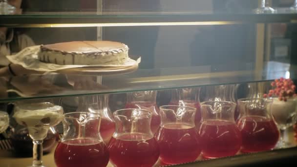 Escaparate con pasteles y bebidas — Vídeo de stock