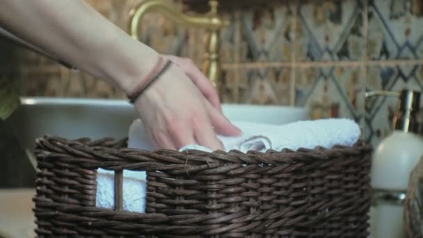 Kobieta fałdy czyste miękkie ręczniki w koszyku, koncepcja czyszczenia — Wideo stockowe