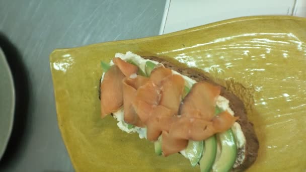 Függőleges videó. Séf készít egy tál kiszolgálására, a koncepció a főzés — Stock videók