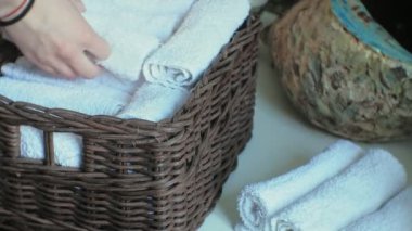 Kadın sepet temiz yumuşak havlular kıvrımlar, temizlik kavramı