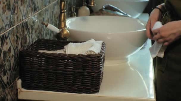 Γυναίκα διπλώνει καθαρές μαλακές πετσέτες στο καλάθι, ιδέα καθαρισμού — Αρχείο Βίντεο