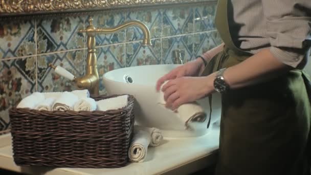 Mulher dobra toalhas macias limpas na cesta, conceito de limpeza — Vídeo de Stock