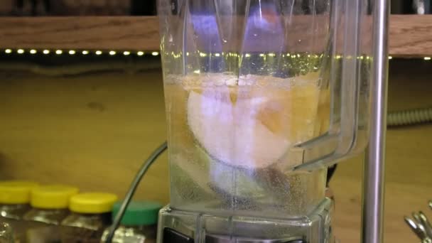 在搅拌机里做水果鸡尾酒 — 图库视频影像