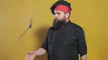 sarı bir arka planda siyah bir takım elbise pişirin