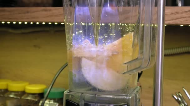 Het maken van een fruit cocktail in een blender — Stockvideo