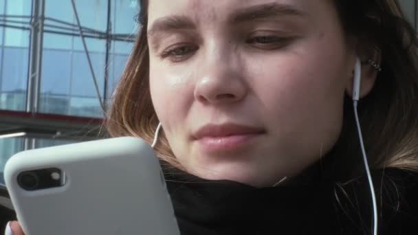 Vrouw maakt gebruik van de telefoon — Stockvideo